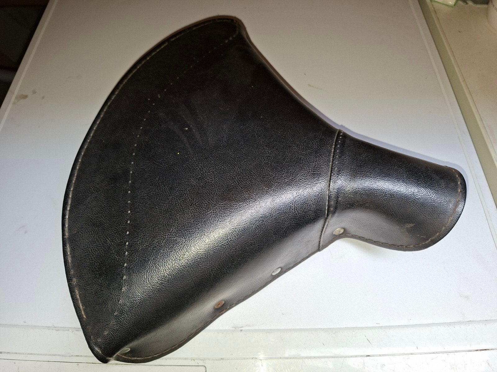 Zadel   tuigleer bekleed Ajs Norton BSA, Ophalen of Verzenden, Gebruikt
