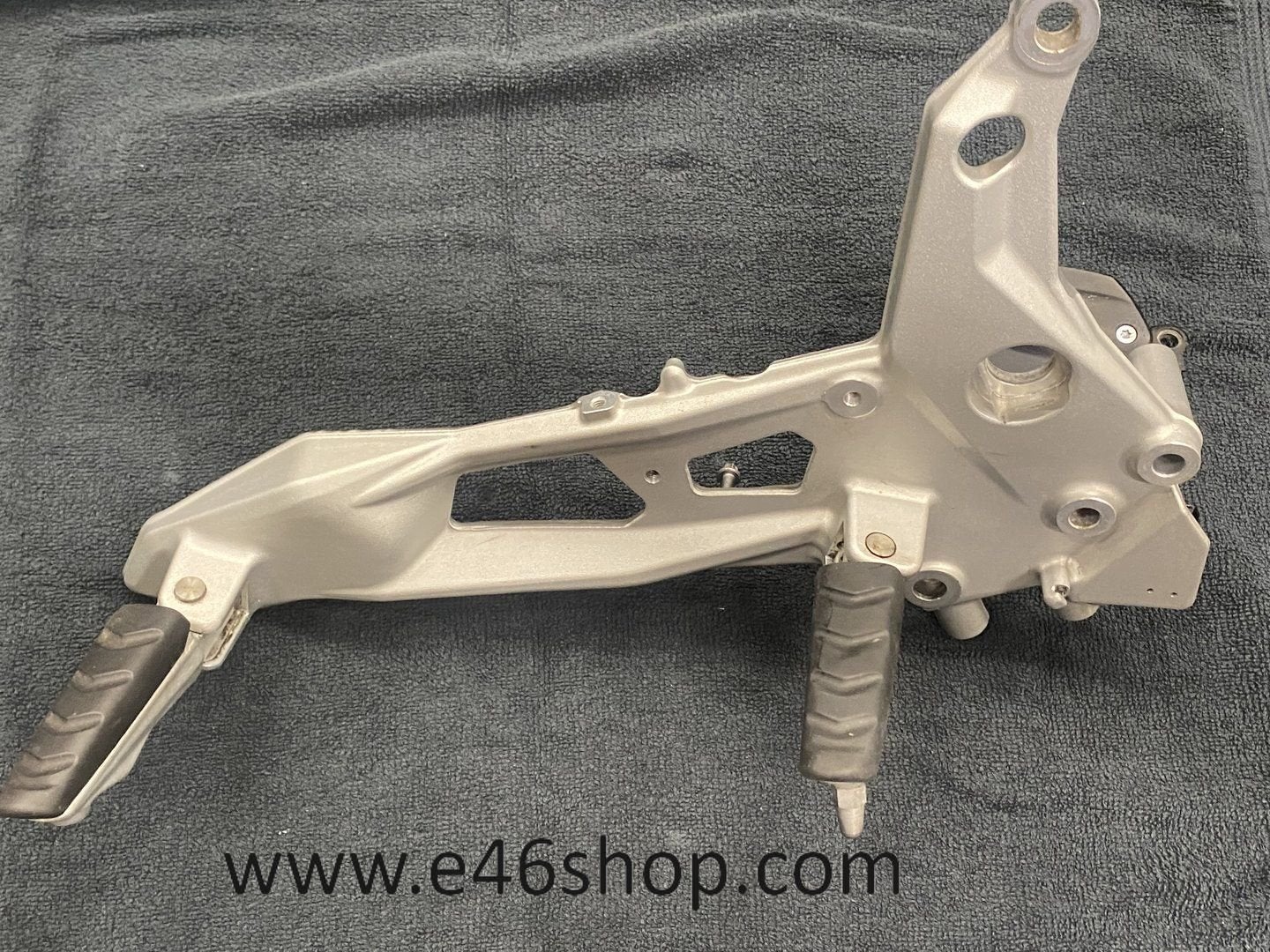 VOETSTEUN SCHETSPLAAT RECHTS  BMW F900R OE 46718404012, Motoren, Onderdelen | BMW, Gebruikt, -, -, Ophalen of Verzenden