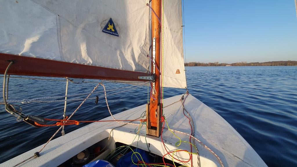 Zeilklare polyester 16m2 zeilboot met buitenboordmotor, Watersport en Boten, Ophalen, Geen motor, Gebruikt, Polyester