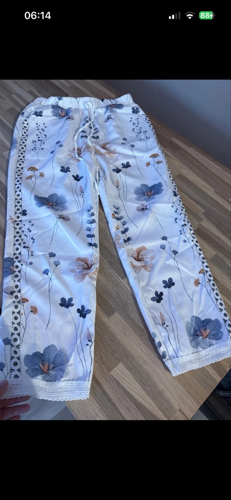 Witte broek met bloemenprint en kanten details - Maat 42, Wit, Maat 42/44 (L), Ophalen of Verzenden, Zo goed als nieuw