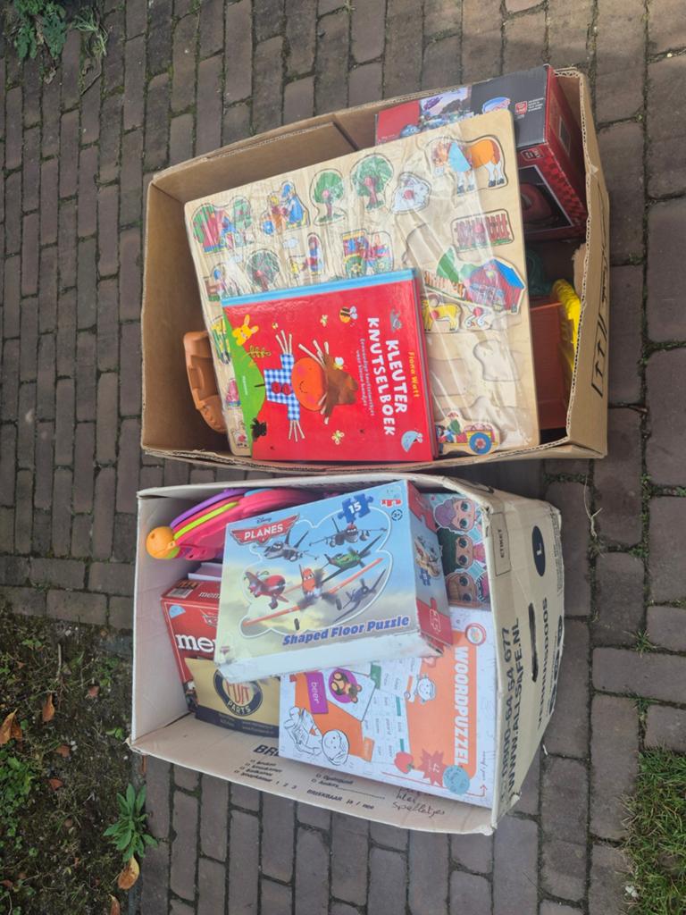 2 dozen met speelgoed, Ophalen, Jongen of Meisje