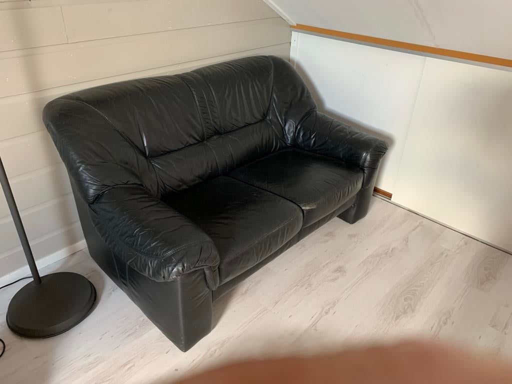 Zwart leren tweezitsbankje, Ophalen, Kunststof, Gebruikt, Minder dan 75 cm