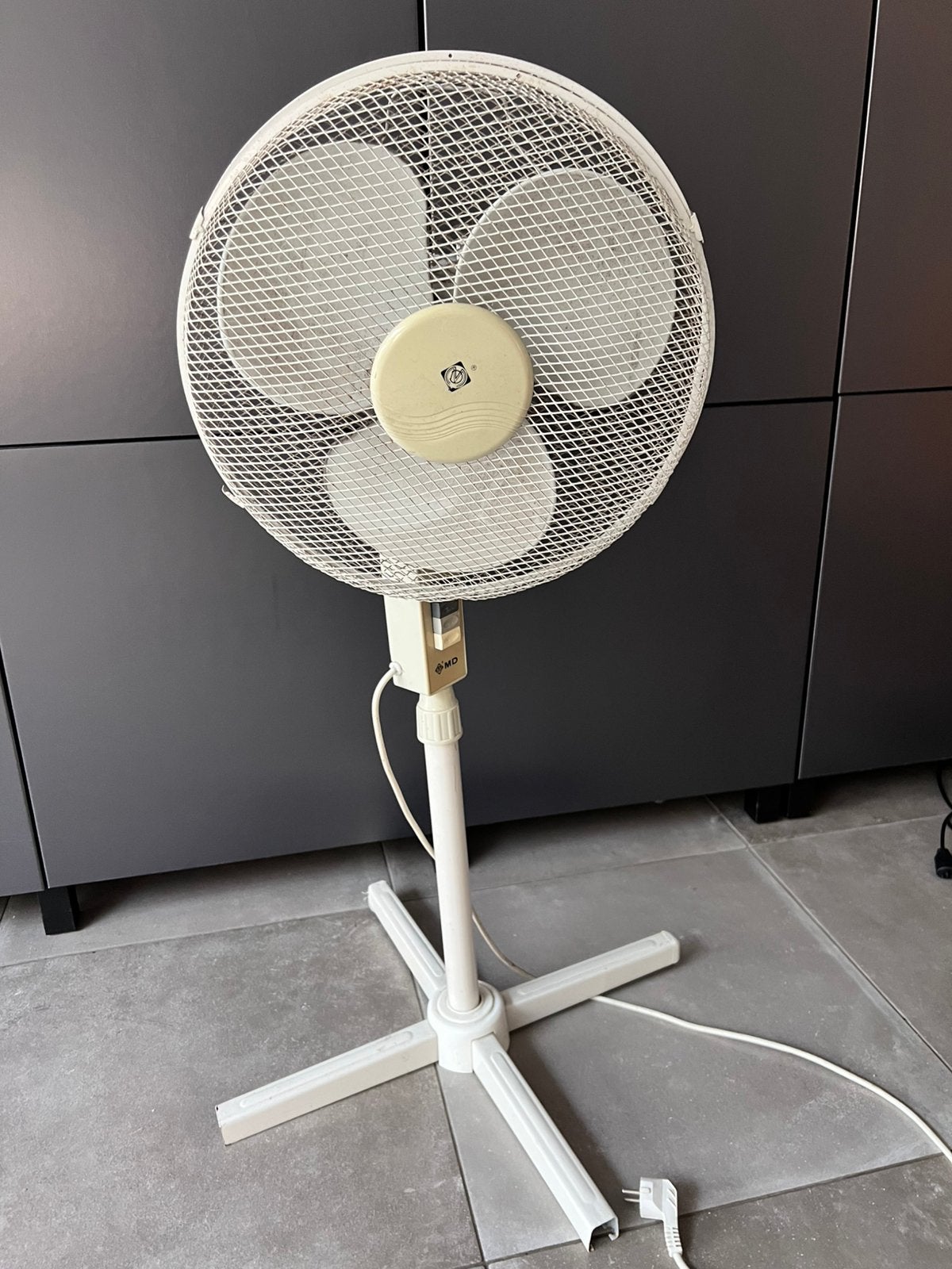 STAANDE STATIEF WITTE VENTILATOR BIJNA GRATIS, Witgoed en Apparatuur, Ophalen, Gebruikt, Statiefventilator