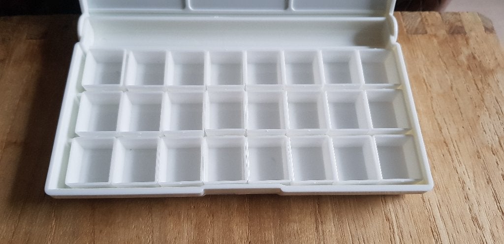 Nieuw, box met 24 aquarel 1/2 pannen leeg voor aquarel, Ophalen of Verzenden, Nieuw, Waterverf