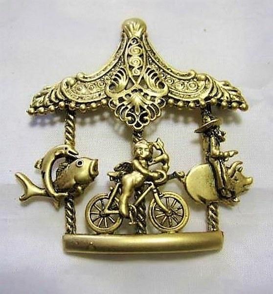 Carrousel extravagante broche met putto vis big dolfijn JJ, Ophalen, Zo goed als nieuw, Goud, Overige materialen