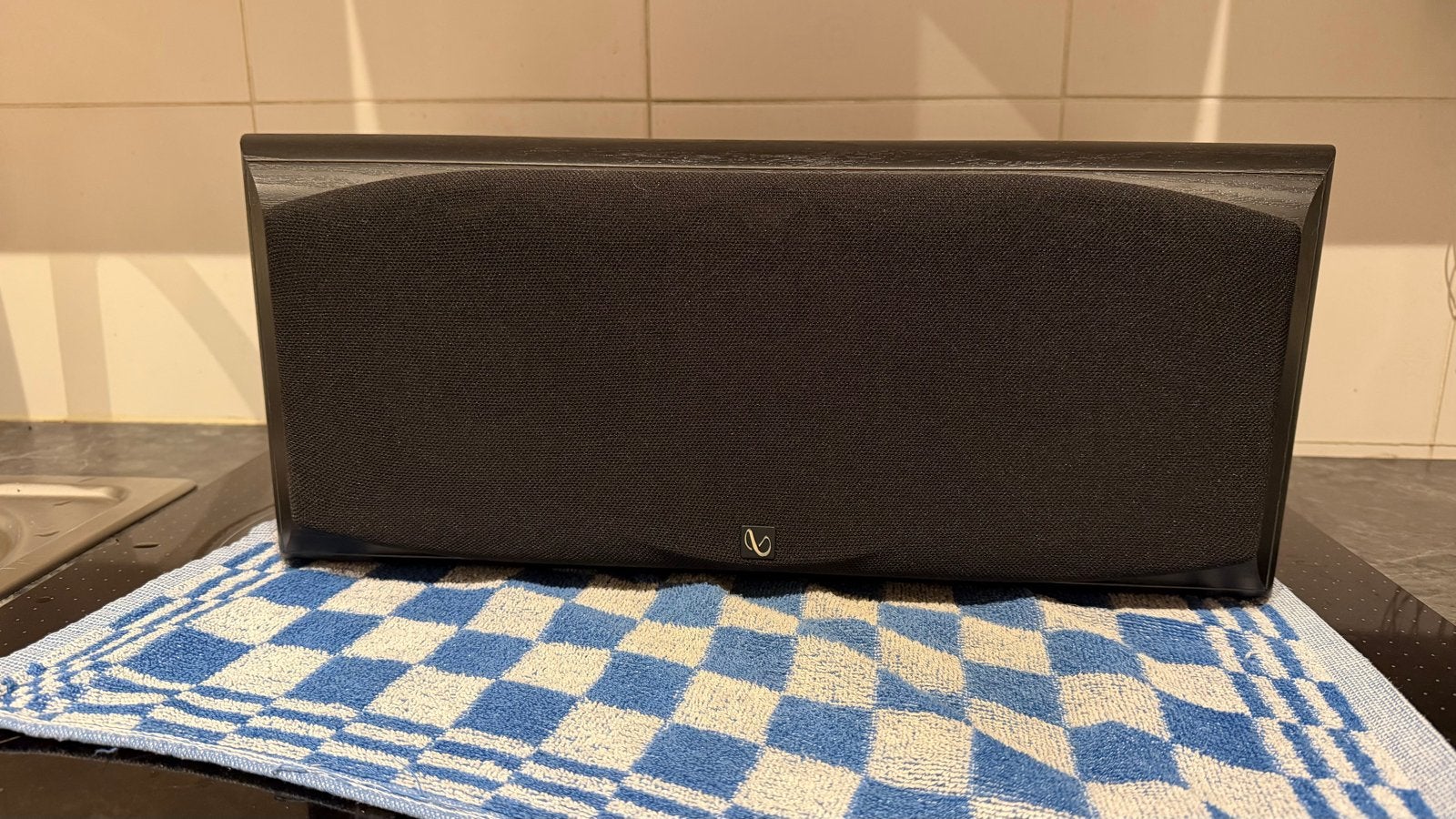 Infinity Alpha Center Speaker kleur zwart, Ophalen of Verzenden, Zo goed als nieuw, 60 tot 120 watt, Geschikt voor surround/home cinema