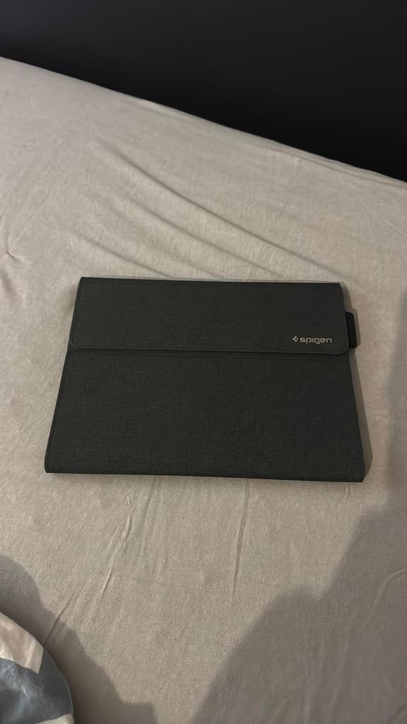 Surface GO 1/2/3/4/ original spigen case, Ophalen of Verzenden, Zo goed als nieuw, 10 inch, 64 GB