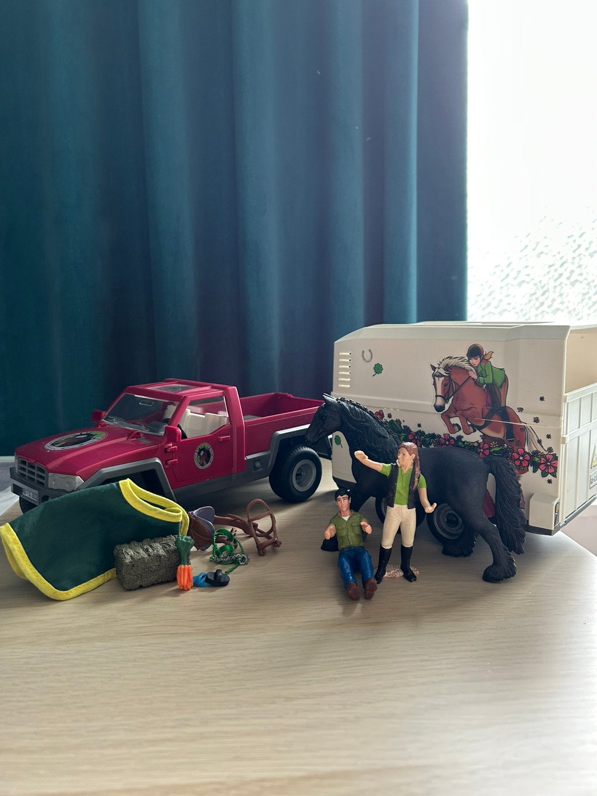 Schleich auto met trailer en 9 paarden, Ophalen of Verzenden, Gebruikt