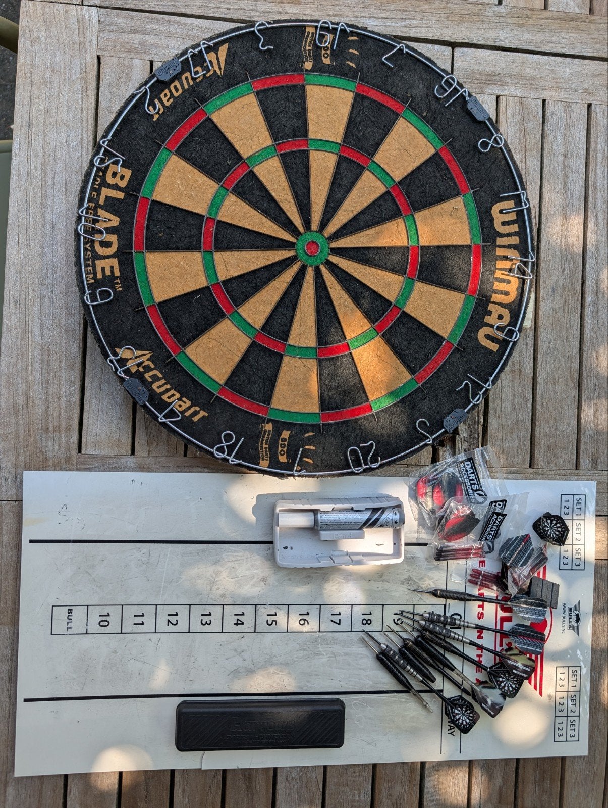 Winmau Blade dartbord met pijlen en scorebord, Ophalen, Gebruikt, Dartbord met pijlen