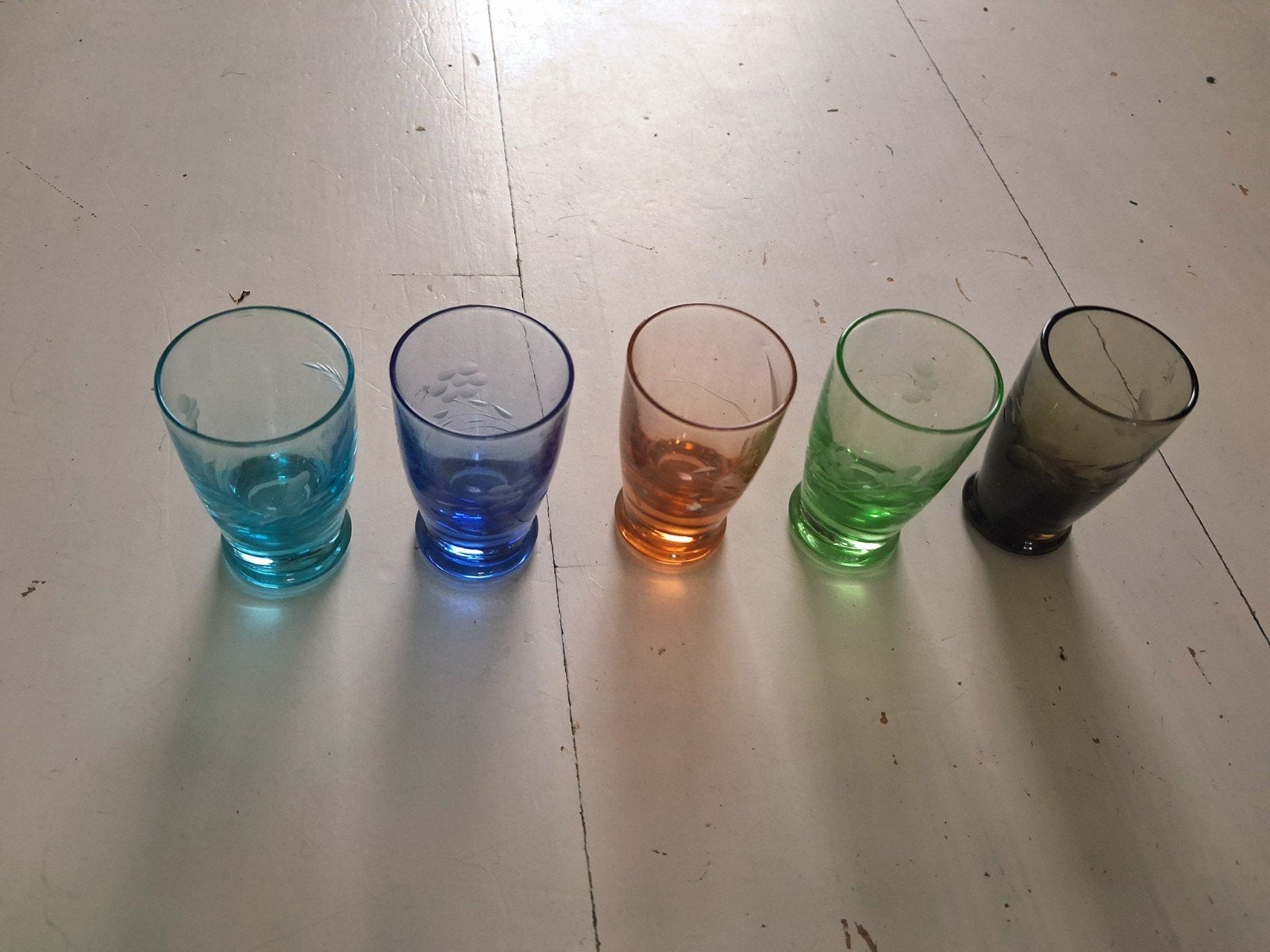 Vintage, 5  borrelglaasjes.gegraveerd, Antiek en Kunst, Antiek | Glas en Kristal, Ophalen of Verzenden