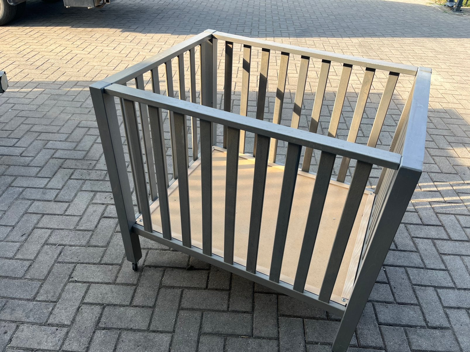 Kinderbox te koop, Ophalen, Gebruikt, Wieltjes