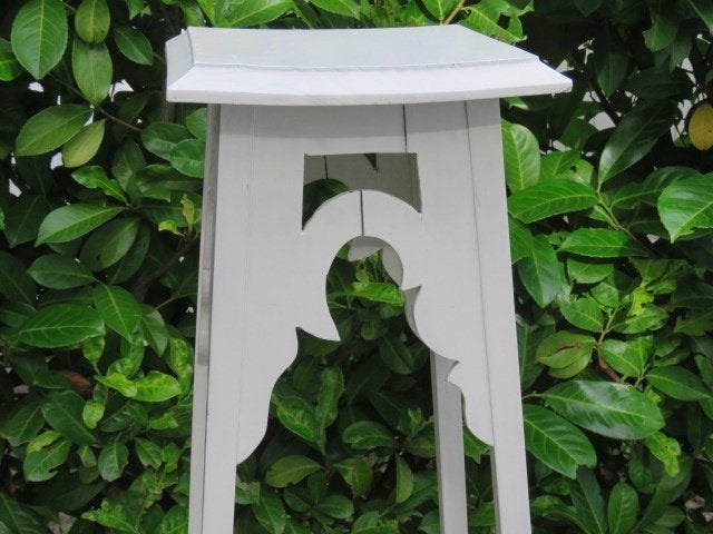 Antieke piedestal plantentafel wit geschilderd 112 cm hoog, Antiek en Kunst, Curiosa en Brocante, Ophalen of Verzenden