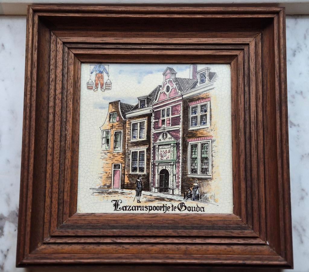 Plateeltegel in lijst Lazaruspoortje in Gouda, Verzamelen, Foto's en Prenten, Ophalen of Verzenden, Voor 1940, Overige onderwerpen