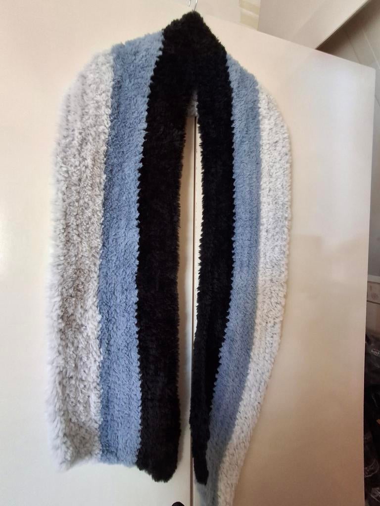 Lekkere Fluffy Sjaal 3 Meter Zwart Lichtblauw Dik Garen, Kleding | Dames, Mutsen, Sjaals en Handschoenen, Ophalen of Verzenden