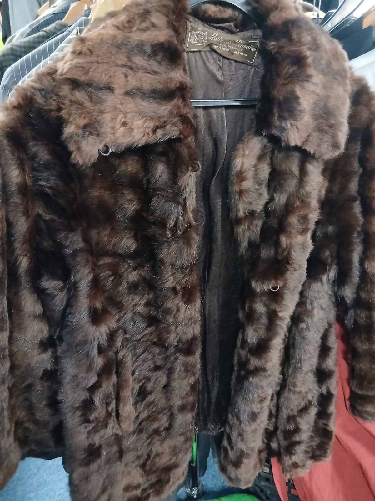 35 stuks echte en nep bontjassen, vintage, bruin, zwart,roze, Ophalen, Gedragen, Zwart