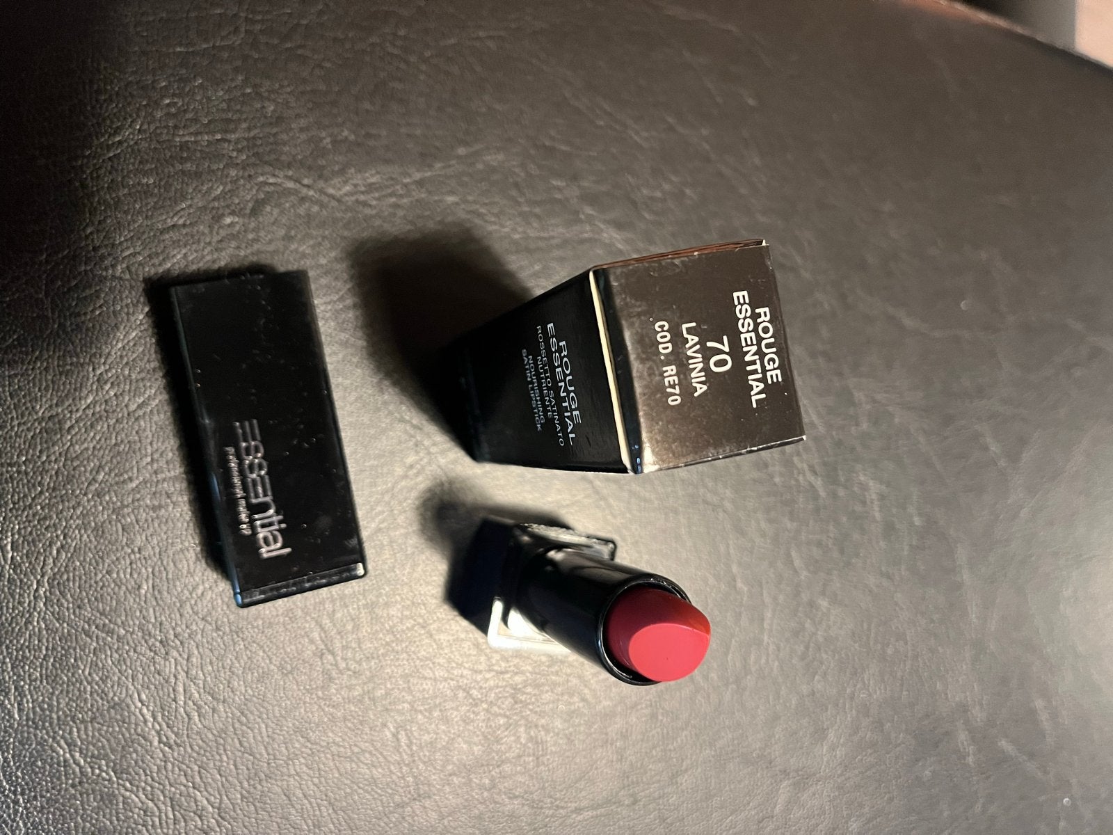 Essential Rouge Lipstick 70 Lavinia - Nieuw, Lippen, Nieuw, Ophalen of Verzenden, Make-up