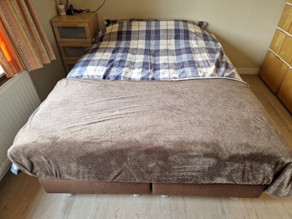 Boxspringbed 140x200 met dekbedden en overtrek, Huis en Inrichting, Slaapkamer | Boxsprings, Zo goed als nieuw, 140 cm, 200 cm