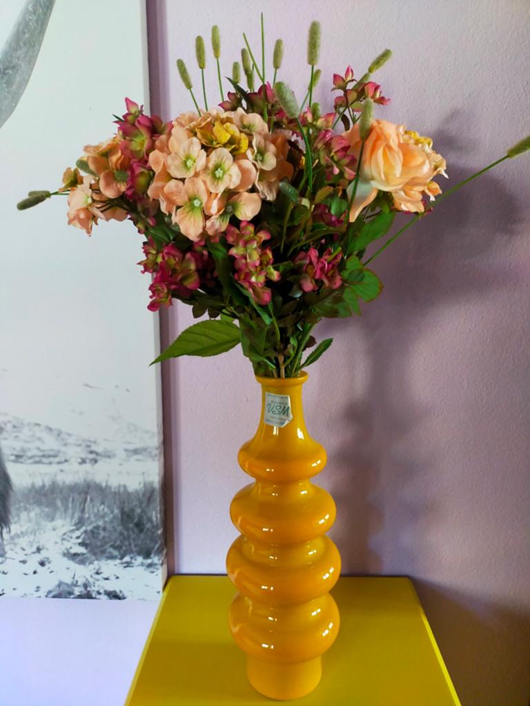 Vintage zijde bloemen in moderne gele vaas, Ophalen