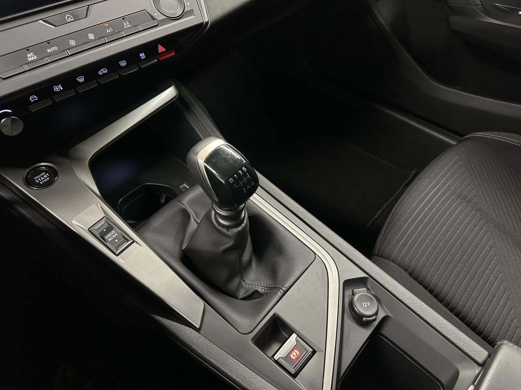 Foto 43 van Peugeot 308 1.2 PureTech Active Pack Business CARPLAY NAVI C