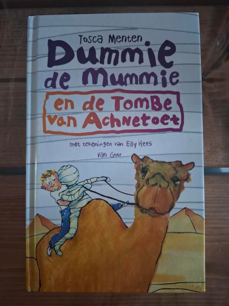Tosca Menten - Dummie de Mummie en de Tombe van Achnetoet., Ophalen of Verzenden, Zo goed als nieuw, Fictie, Tosca Menten