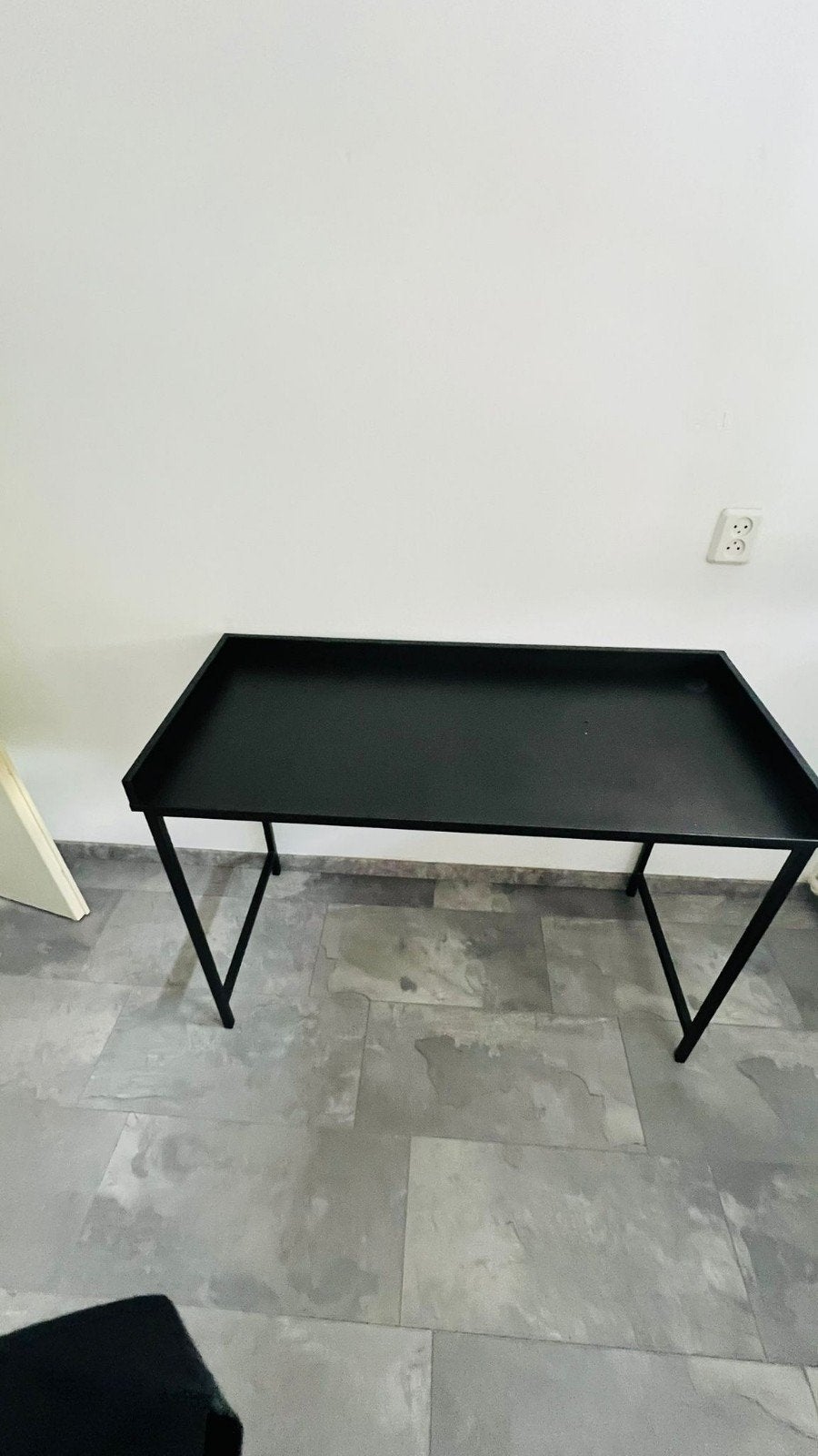 Zwart bureau met kabelgoot, ideaal voor thuiskantoor, Ophalen, Zwart, Gebruikt, Overige merken