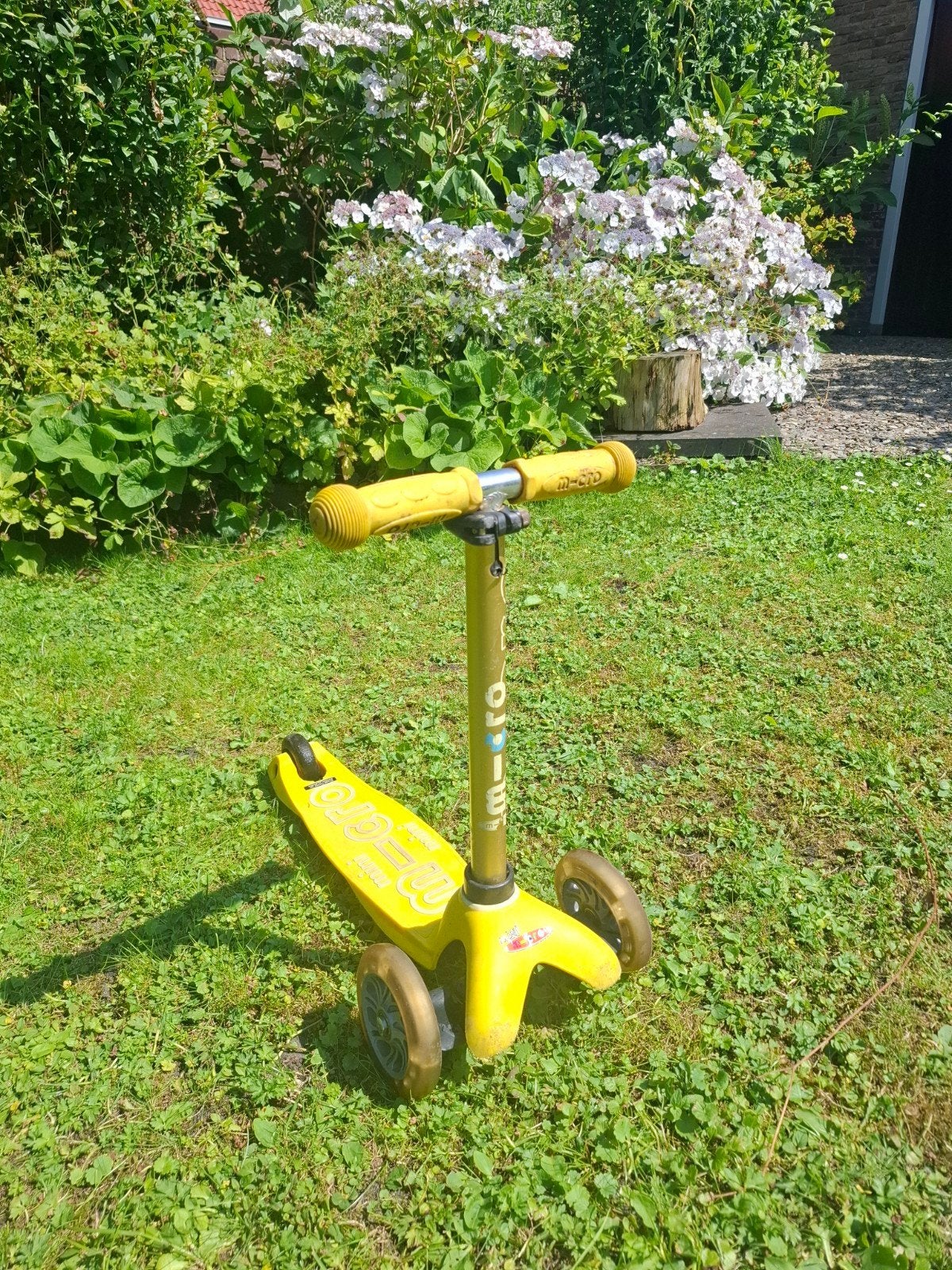 Micro Mini Step Geel Opvouwbaar met lichtjes in de wielen, Ophalen of Verzenden, Gebruikt, Gewone step