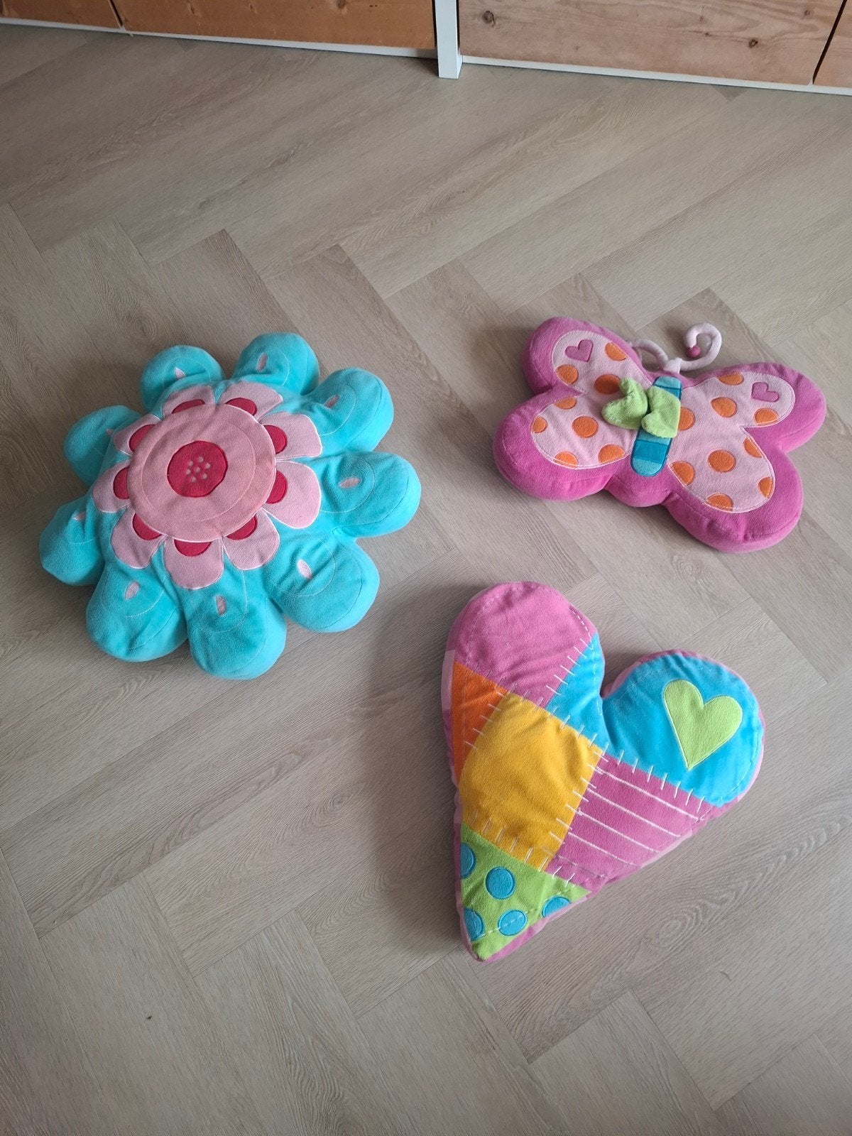Set van 3 vrolijke sierkussens: vlinder, bloem en hart, Overige merken, Gebruikt, Meerkleurig, Ophalen of Verzenden