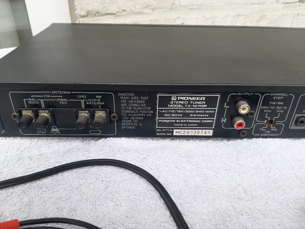 Foto 10 van Pioneer stereo Tuner F-551L. of Tuner TX-1070 R, 2 soorten