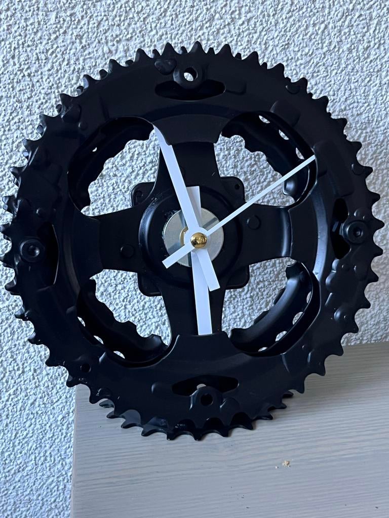 Unieke Tafelklok van Fiets Crankstel - 18 cm, Huis en Inrichting, Woonaccessoires | Klokken, Ophalen of Verzenden, Gebruikt, Analoog