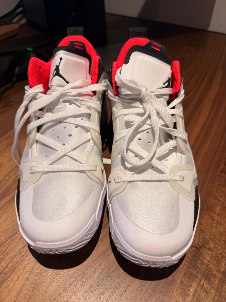 Nike Air Jordan 37 Low 42.5, Ophalen of Verzenden, Zo goed als nieuw, Wit, Sneakers of Gympen