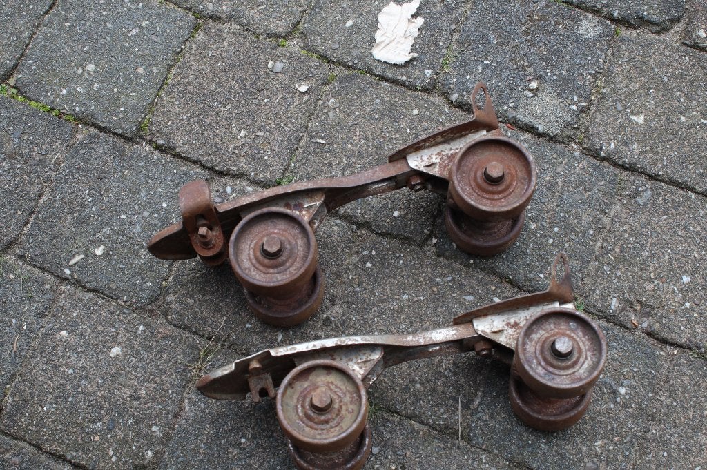 Zeer oude metalen rolschaatsen, Verzenden