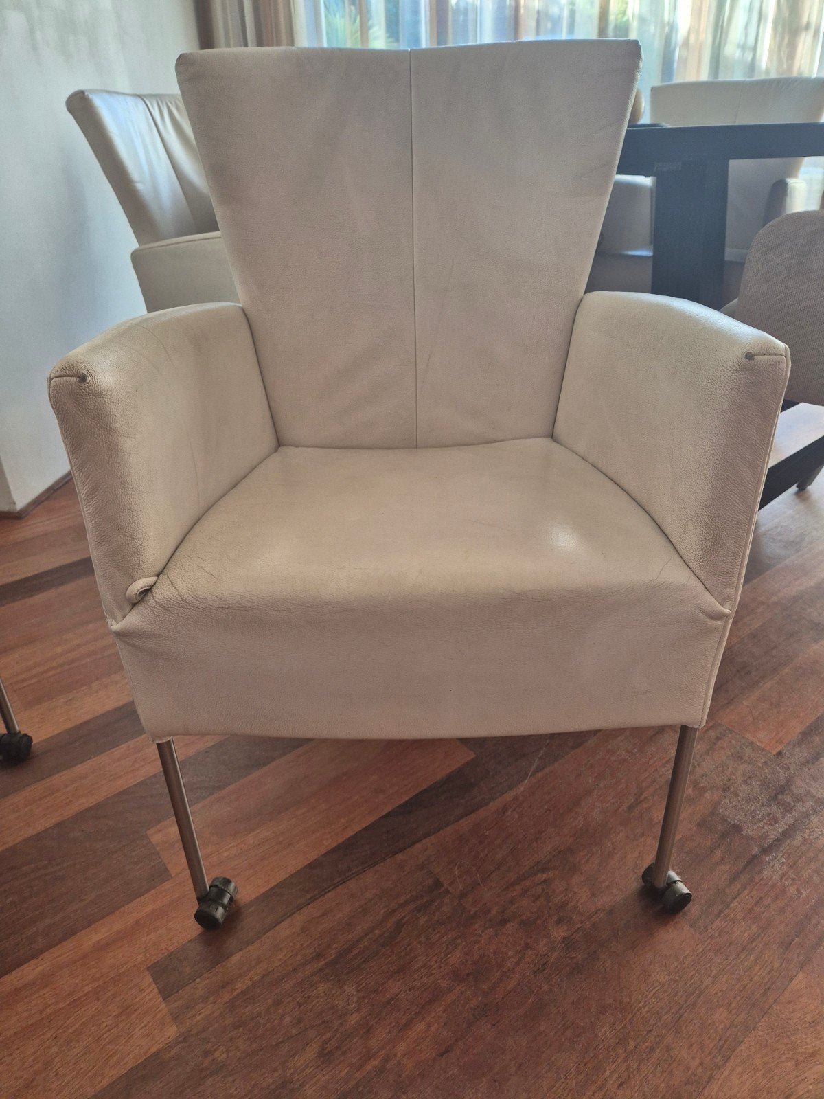Foto 2 van 6 Witte Leren Eetkamerstoelen op Wieltjes - 2 Standen