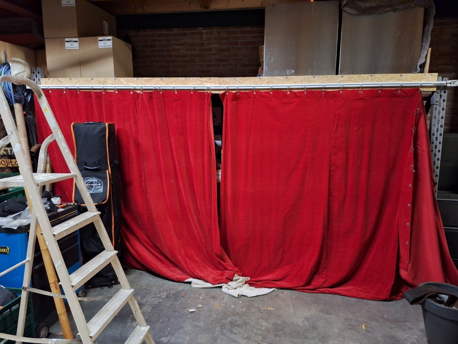 Rood fluwelen theater gordijn met haken - 240x390 cm, Ophalen, Met haken, Gebruikt, Fluweel