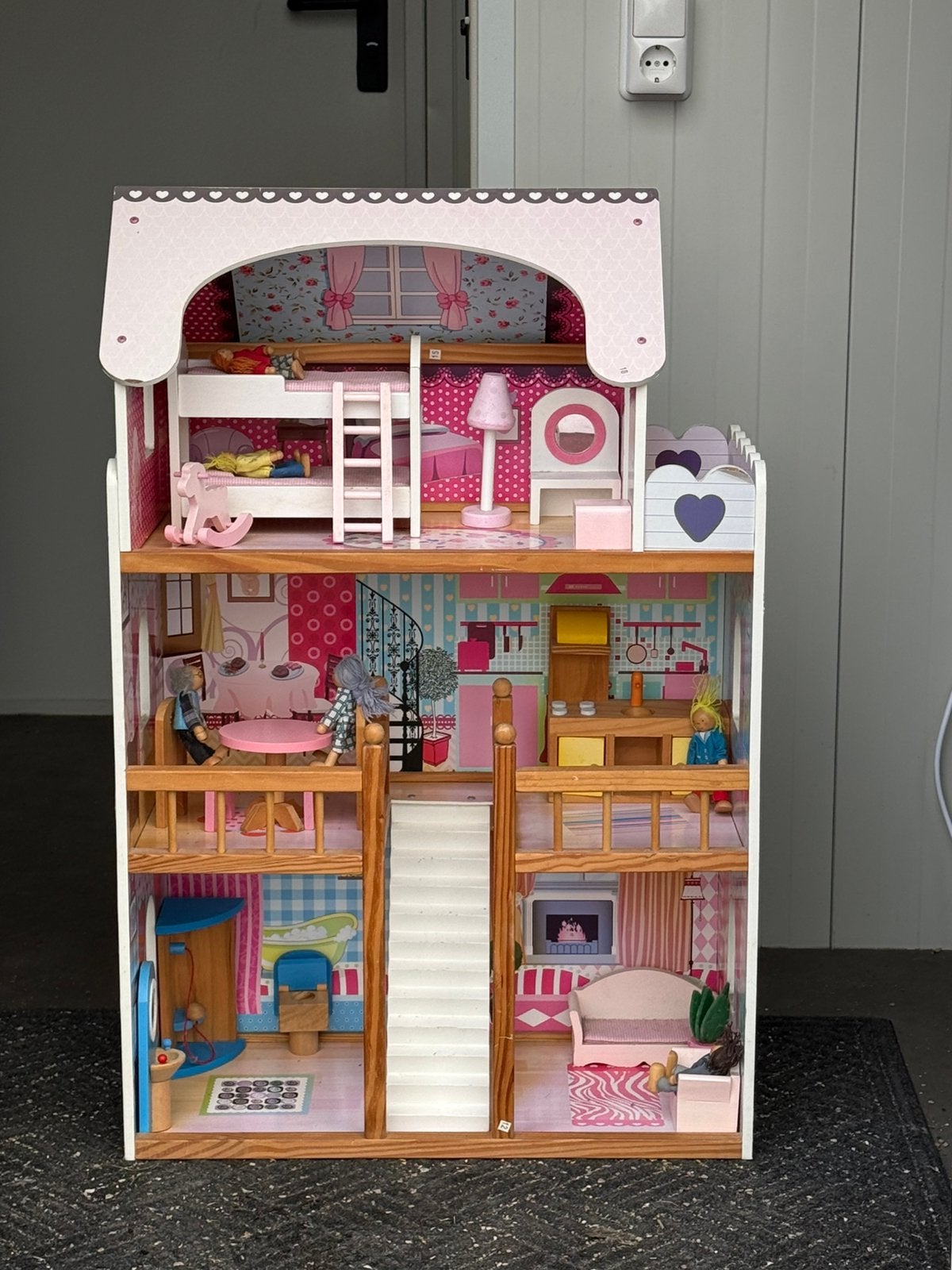 Superleuk houten poppenhuis, met meubels en poppetjes!, Kinderen en Baby's, Speelgoed | Poppenhuizen, Ophalen, Gebruikt, Poppenhuis
