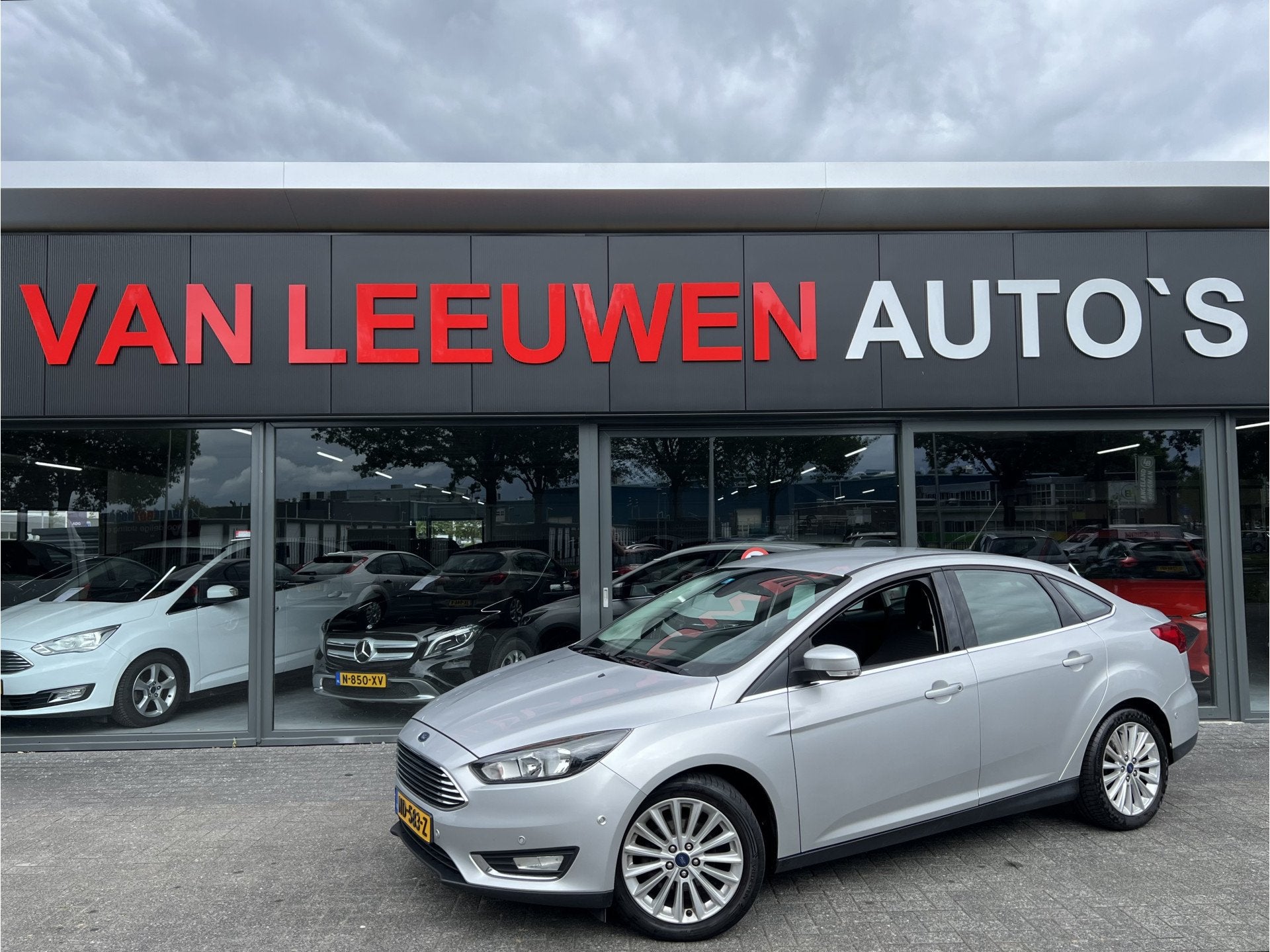 Ford Focus 1.0 Titanium | RIJKLAAR | Camera | Navi |, Euro 6, Origineel Nederlands, Grijs, Sedan