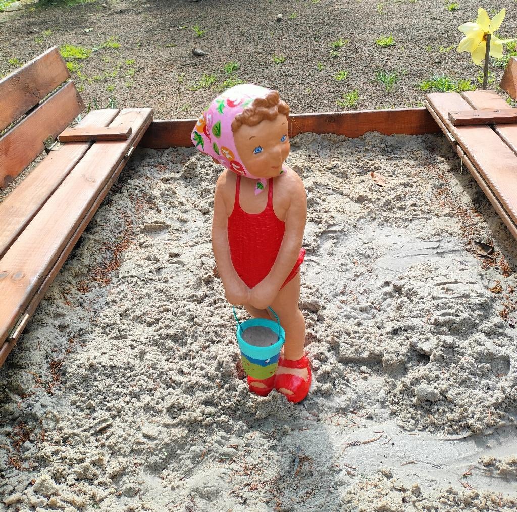 Strandmeisje met emmertje in papier-maché., Ophalen of Verzenden