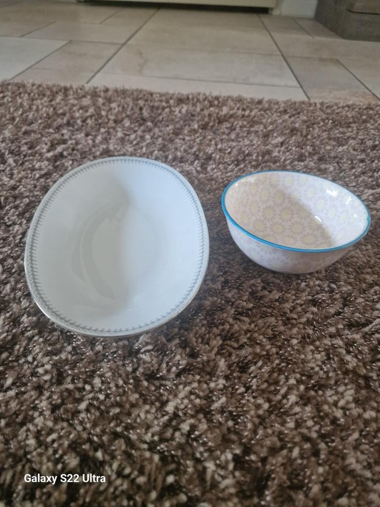 Een bordje met een kleine kommetje, Ophalen of Verzenden, Rond