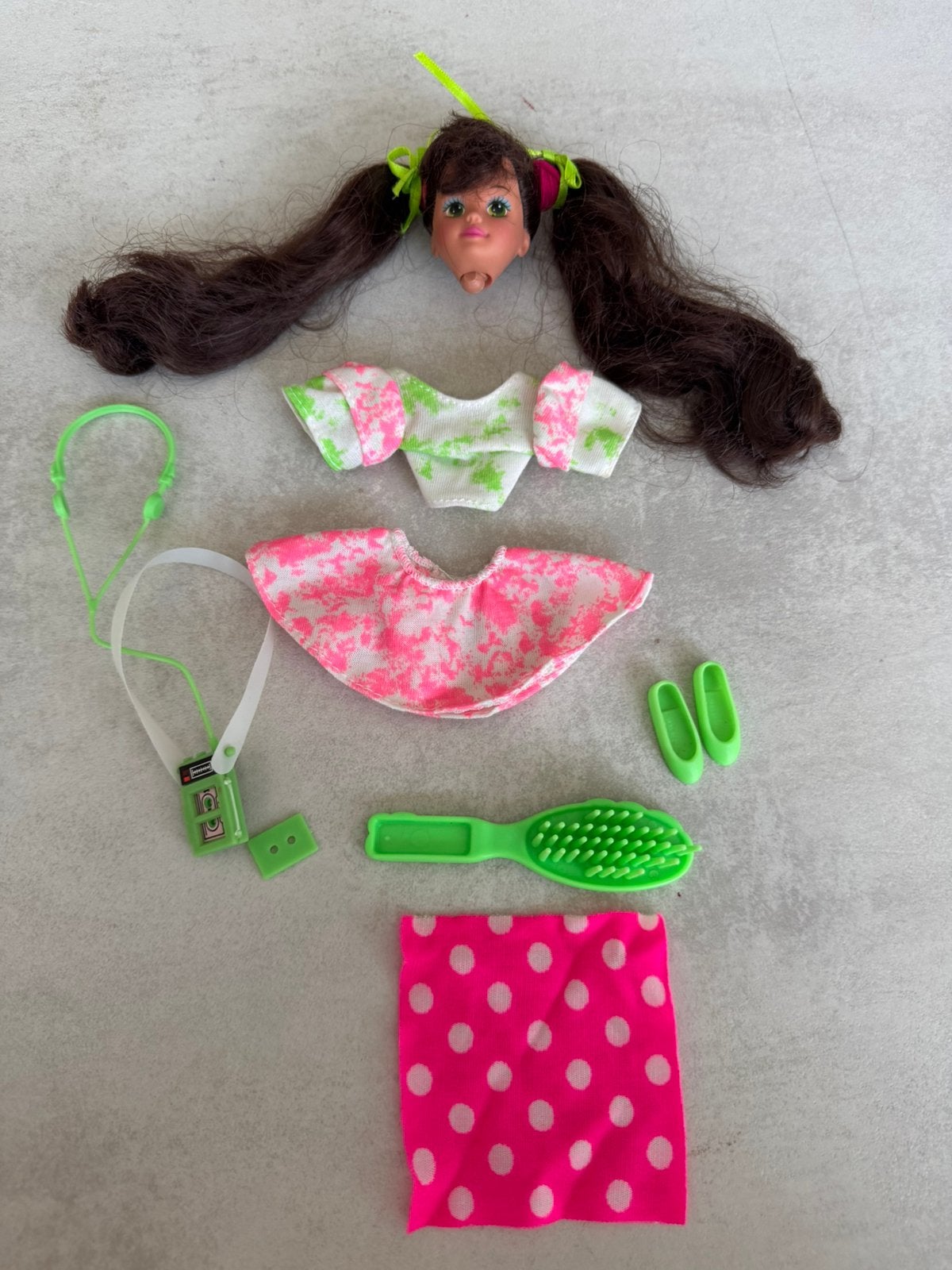 Barbie Kourtney babysitter jaren 80, Verzamelen, Poppen, Ophalen of Verzenden, Gebruikt, Kleertjes