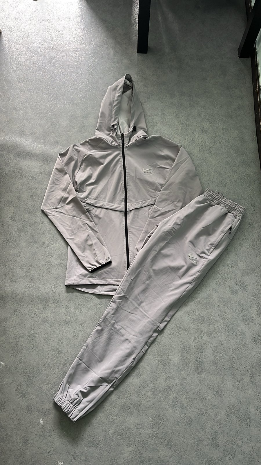 Nike Running Trainingspak Maat M - Nieuw met prijskaart, Kleding | Dames, Maat 38/40 (M), Nieuw, Ophalen of Verzenden, Hardlopen of Fietsen