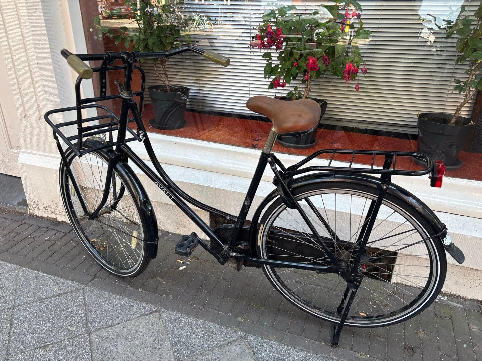 Zwarte omafiets met voordrager en terugtraprem, Terugtraprem, Ophalen, Overige merken, 53 tot 56 cm