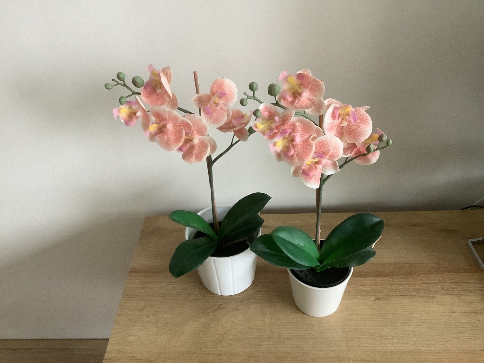 Kunst orchideeën, 2 stuks met witte bloempotjes, Huis en Inrichting, Ophalen of Verzenden, Zo goed als nieuw