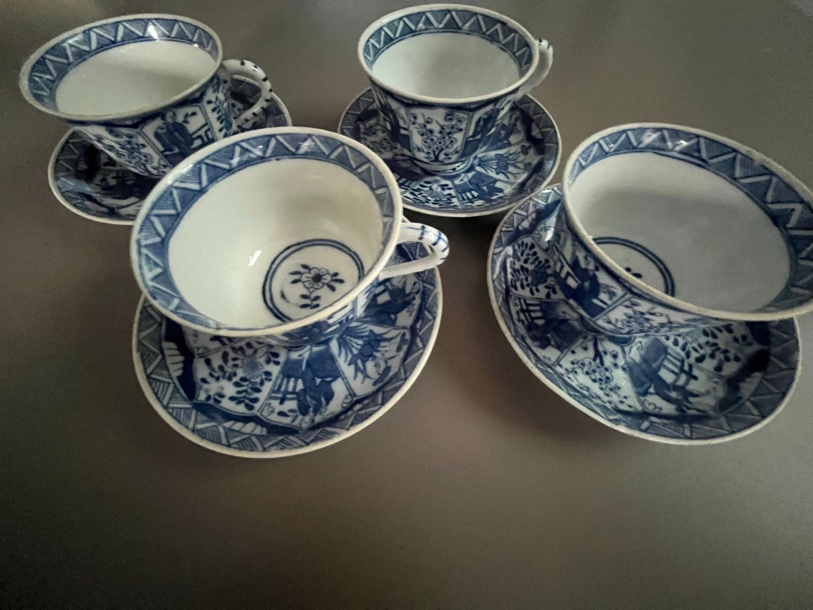 4 antieke Mosa kop en schotel. Gedecoreerd met Lange Lijs, Antiek en Kunst, Antiek | Servies los, Ophalen of Verzenden