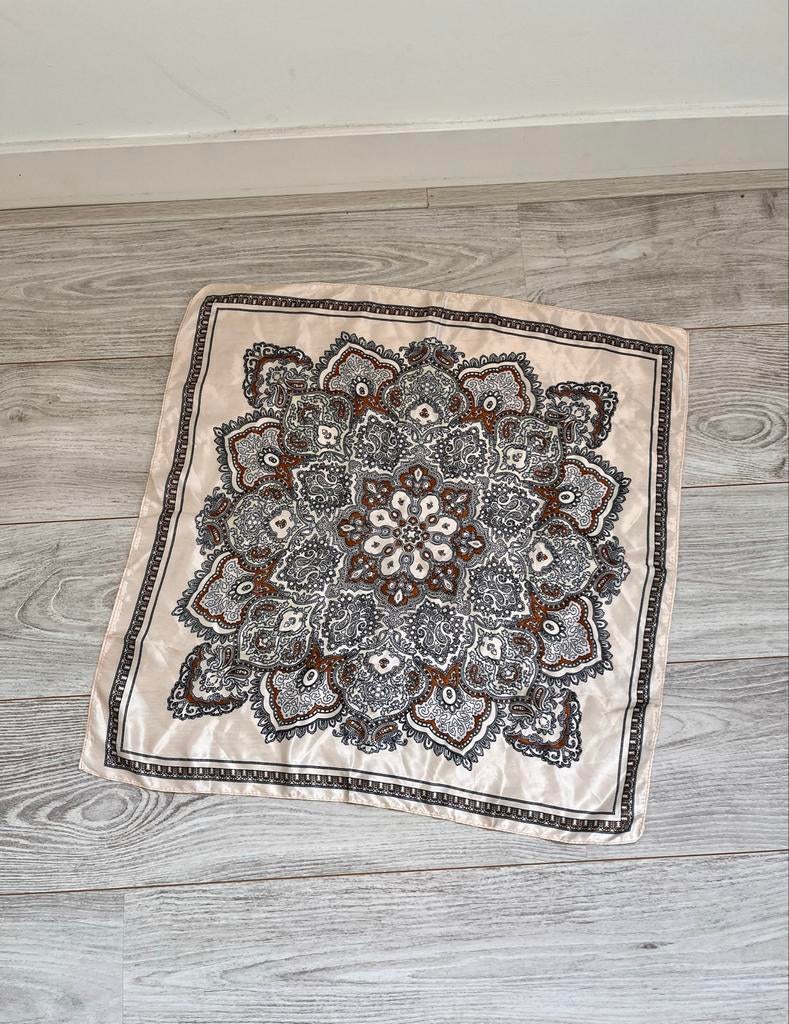 Sjaal met Paisley Patroon - Beige, Bruin, Zwart, Ophalen of Verzenden, Zo goed als nieuw, Maat 38/40 (M), Sjaal