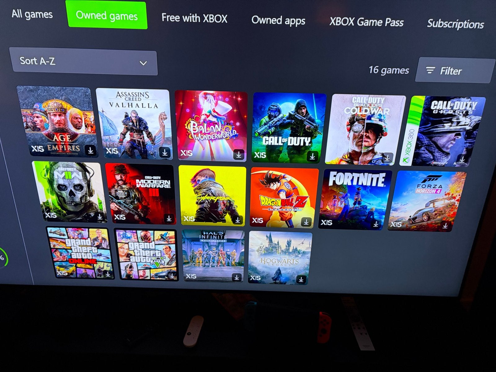 Foto 4 van Xbox Series S met 2 controllers en 16 games