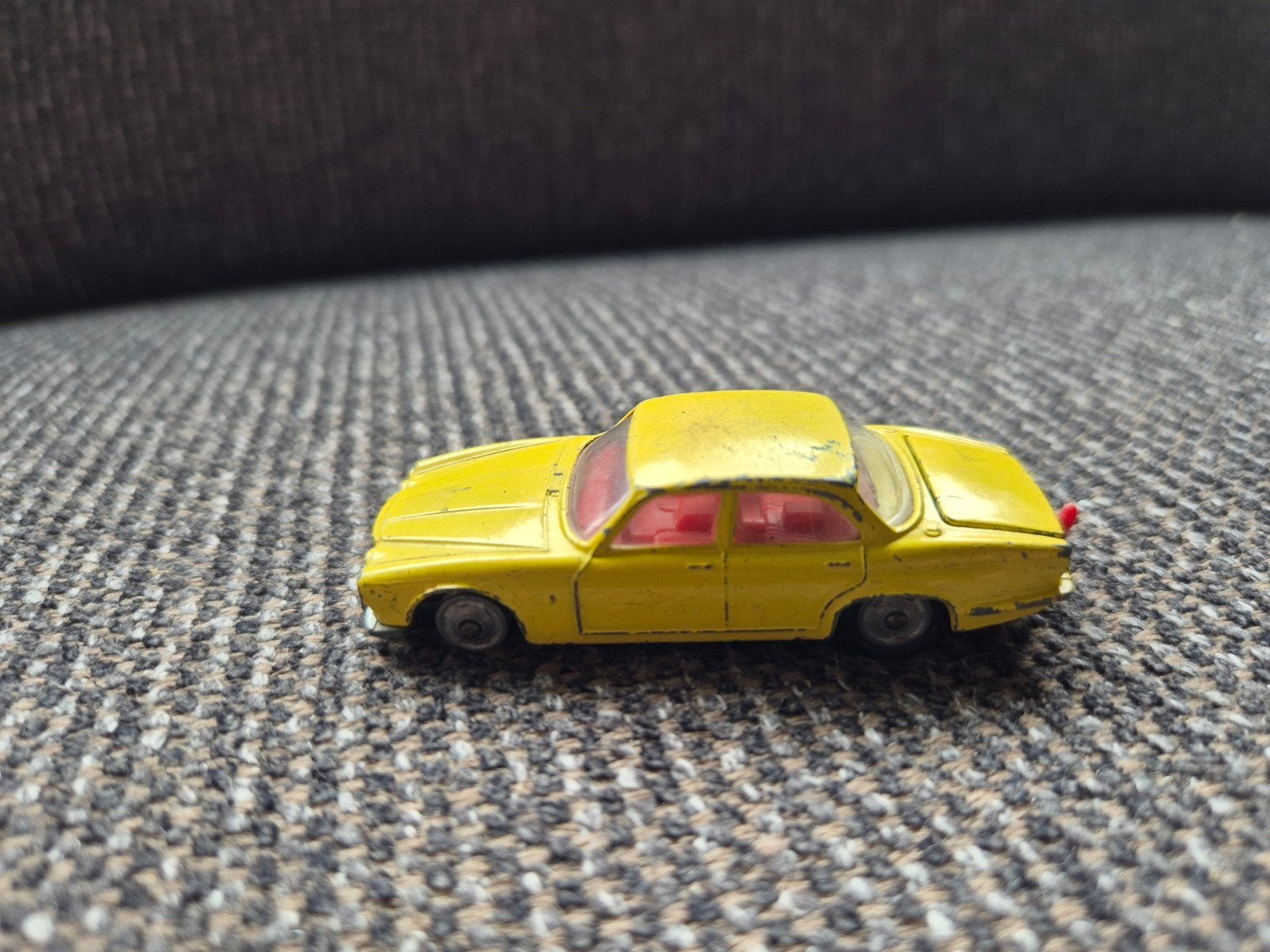 Husky Jaguar XJ6 geel - Mist 1 bandje, Overige merken, Gebruikt, 1:50 of kleiner, Auto
