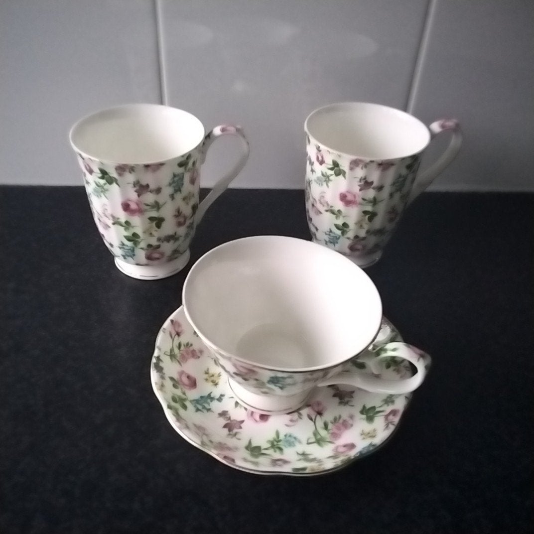 douwe egberts 2 mokken  + 1 kop en schotel, Ophalen of Verzenden, Aardewerk, Overige stijlen, Kop(pen) en/of Schotel(s)