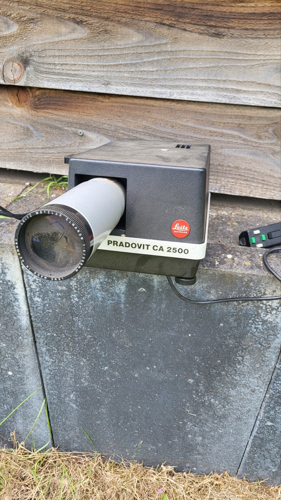 Vintage Leitz Pradovit CA 2500 Diaprojector, Ophalen of Verzenden, Gebruikt, Met scherm