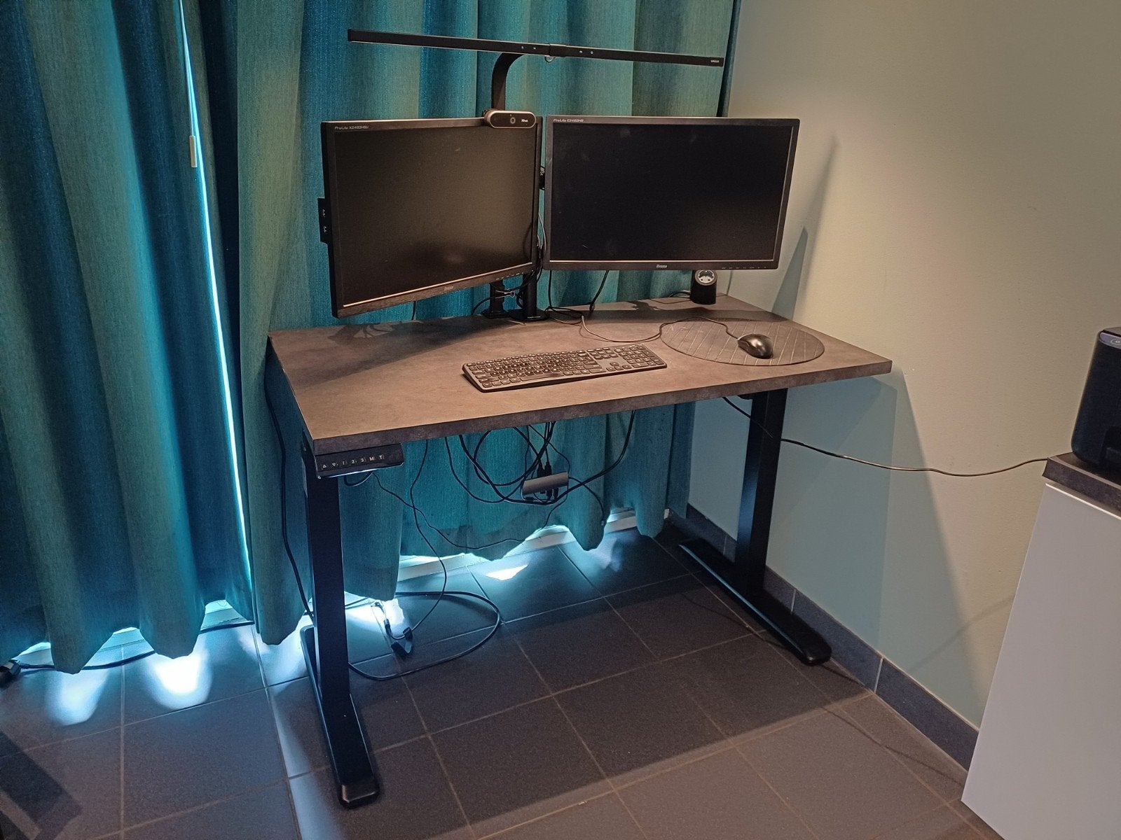 In hoogte verstelbaar bureau - donker antraciet betonlook, Ophalen, Gebruikt, 63 cm, Elektrisch