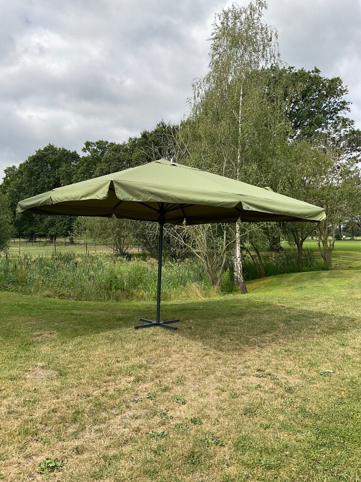 Nieuwe parasol 4 x 4m nieuw in doos, moet weg, Ophalen, Zo goed als nieuw, Zweefparasol
