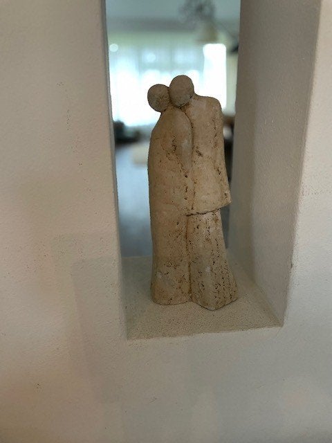 Gestyleerd wit stenen beeld liefde. Man en vrouw verliefd., Ophalen, Groep mensen, Handgemaakt, 20 - 50 cm